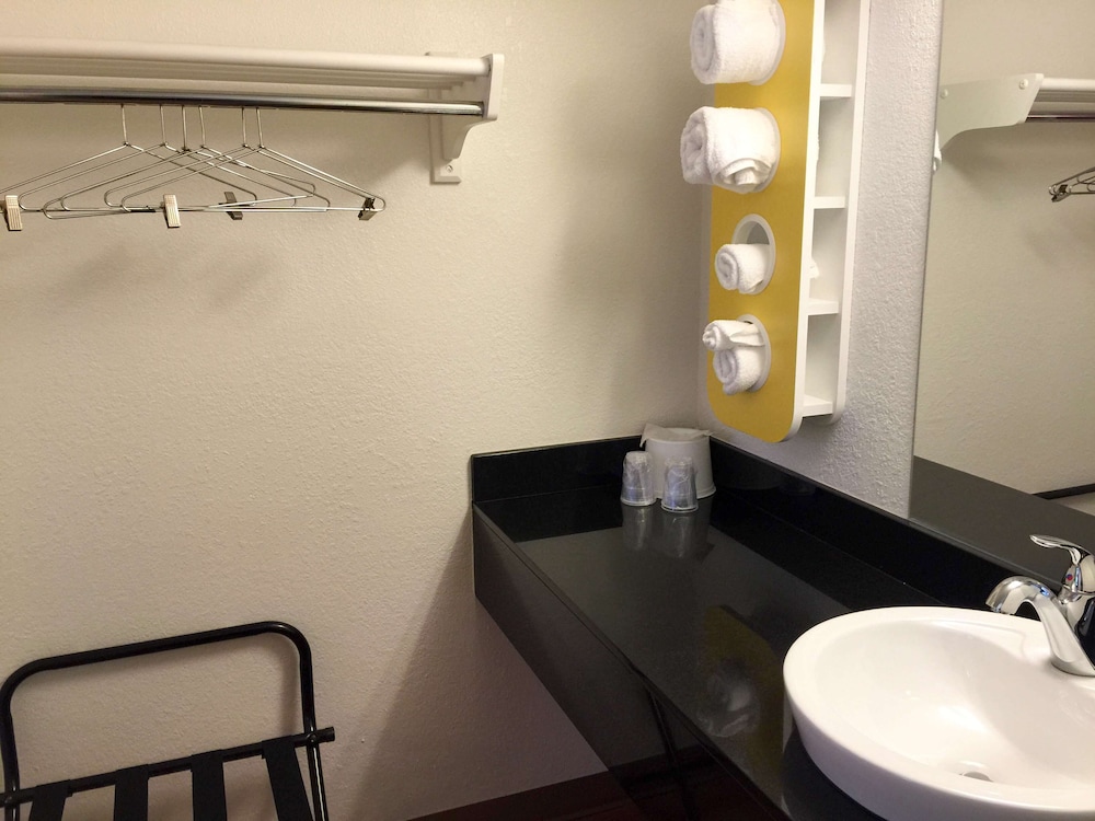 Motel6 Roseville, MN - Minneapolis North 31/33