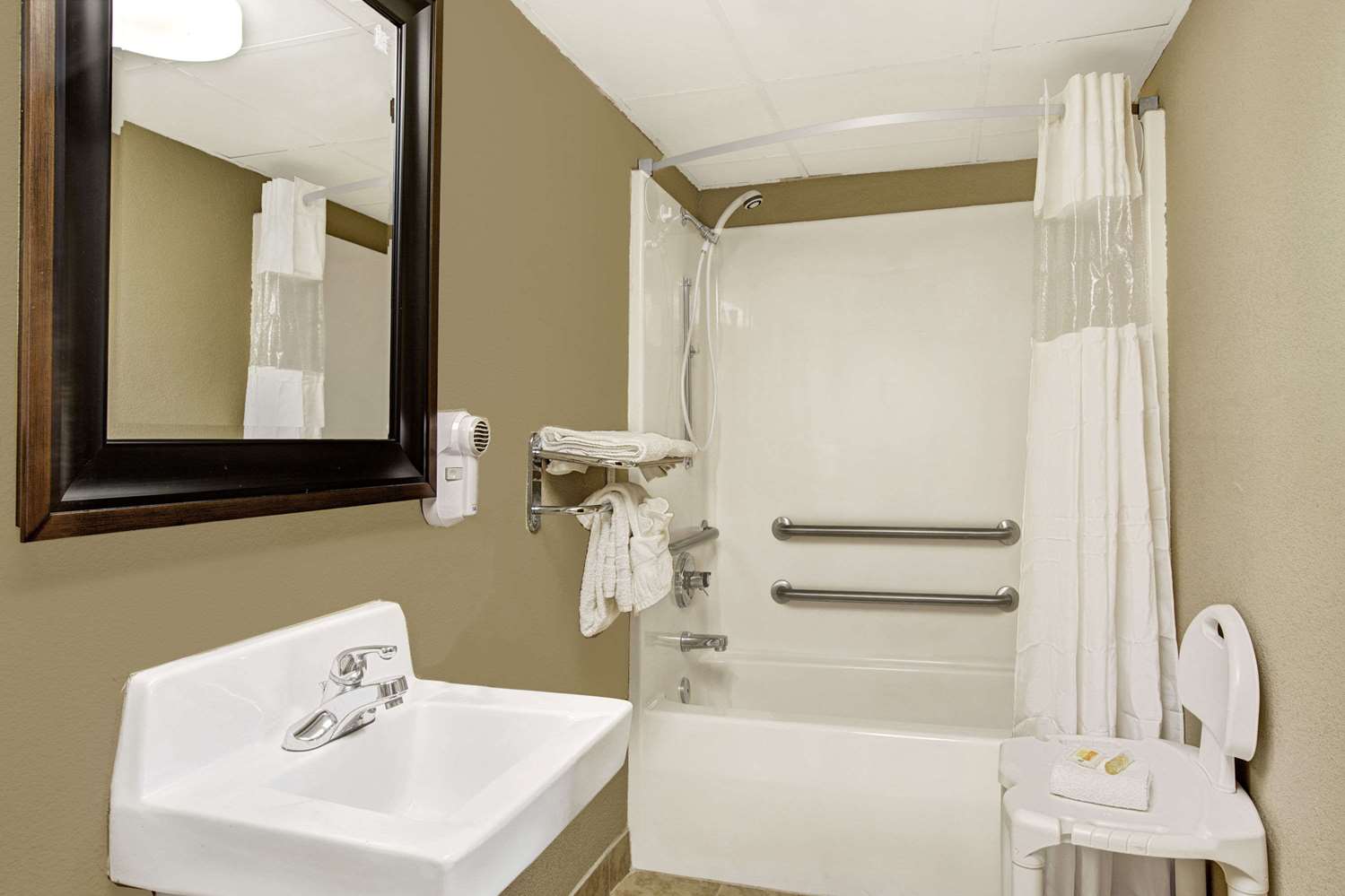 Days Inn By Wyndham Conover-Hickory 33/33