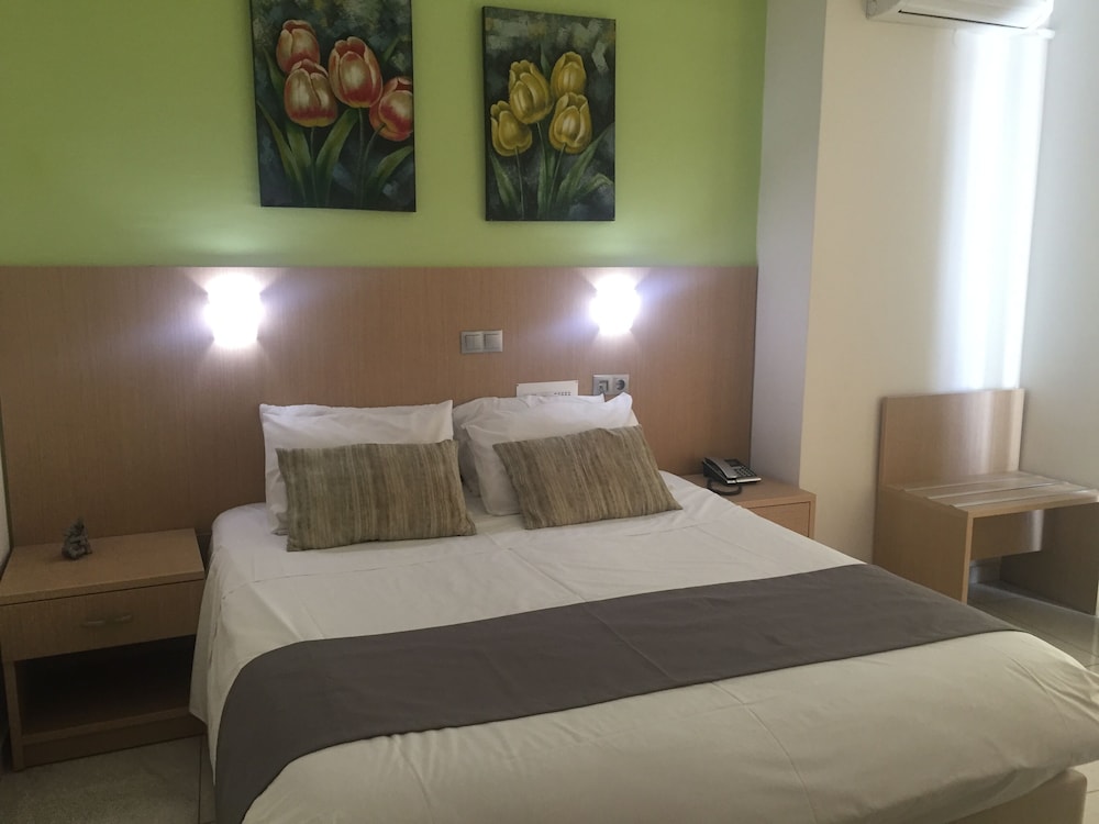 SINGLE ROOM