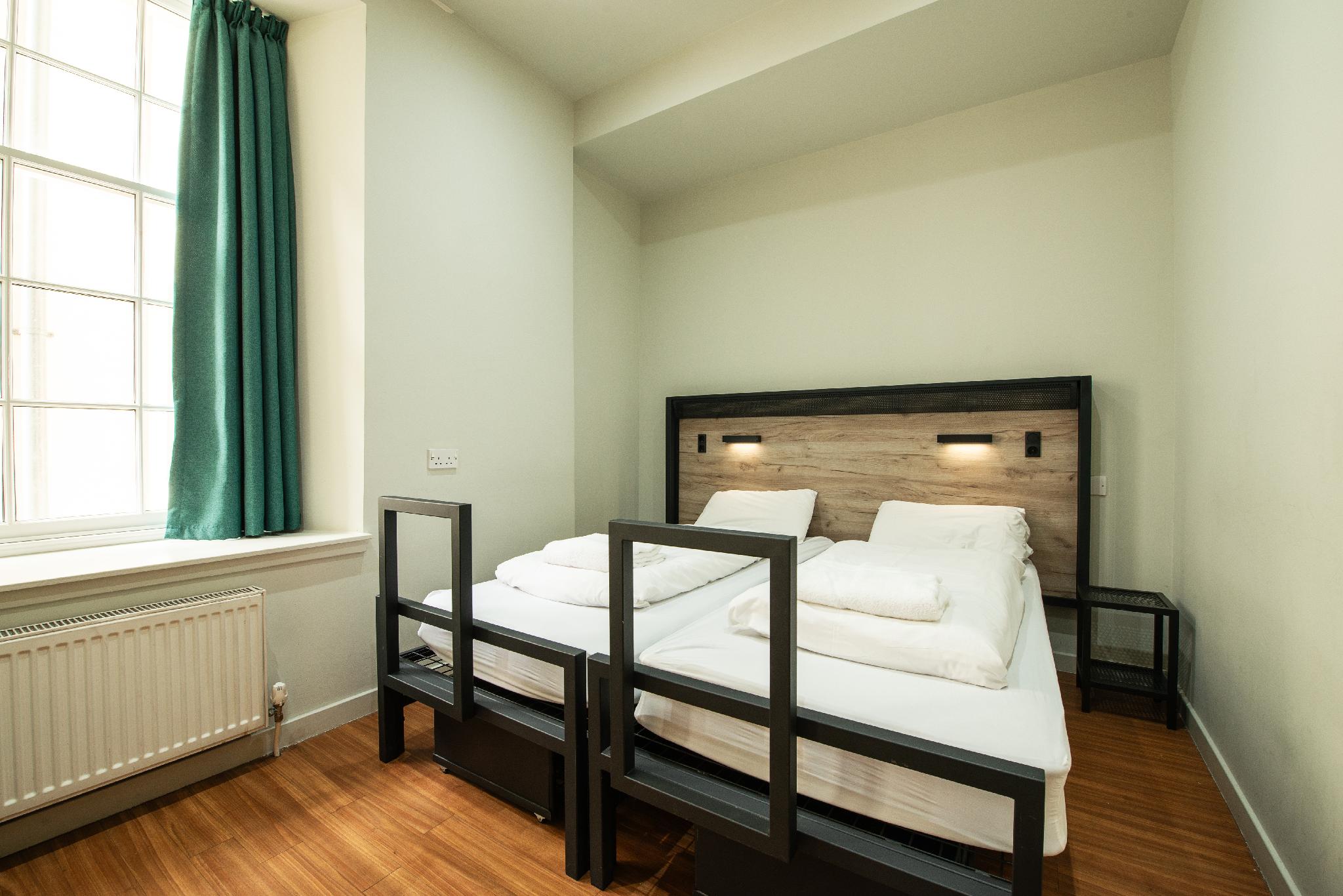 ROOM, 6 BEDS, BUNK BEDS