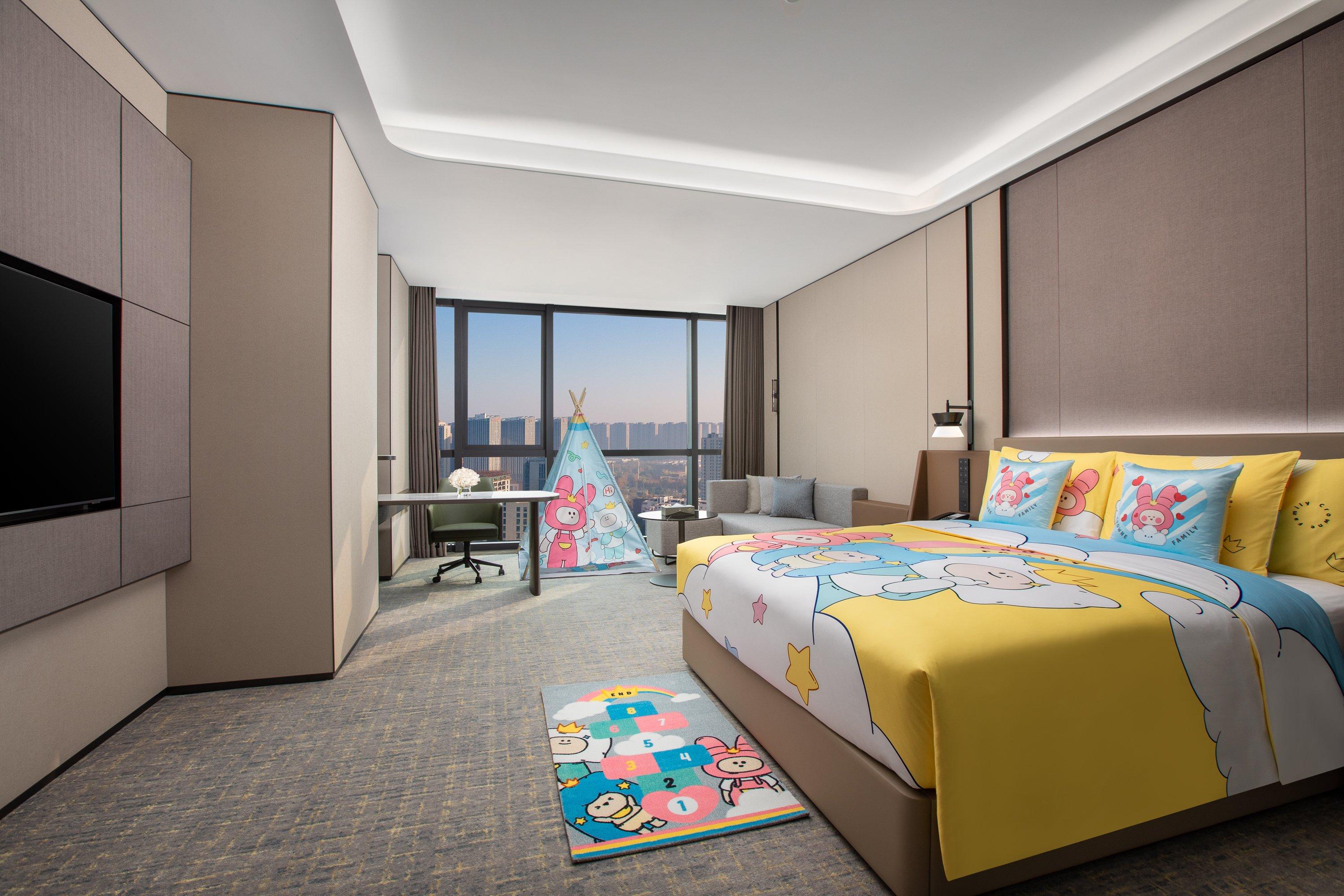 Crowne, Family, King and Queen Bed