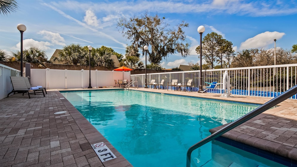 Best Western Plus Chain of Lakes Inn & Suites 1/32