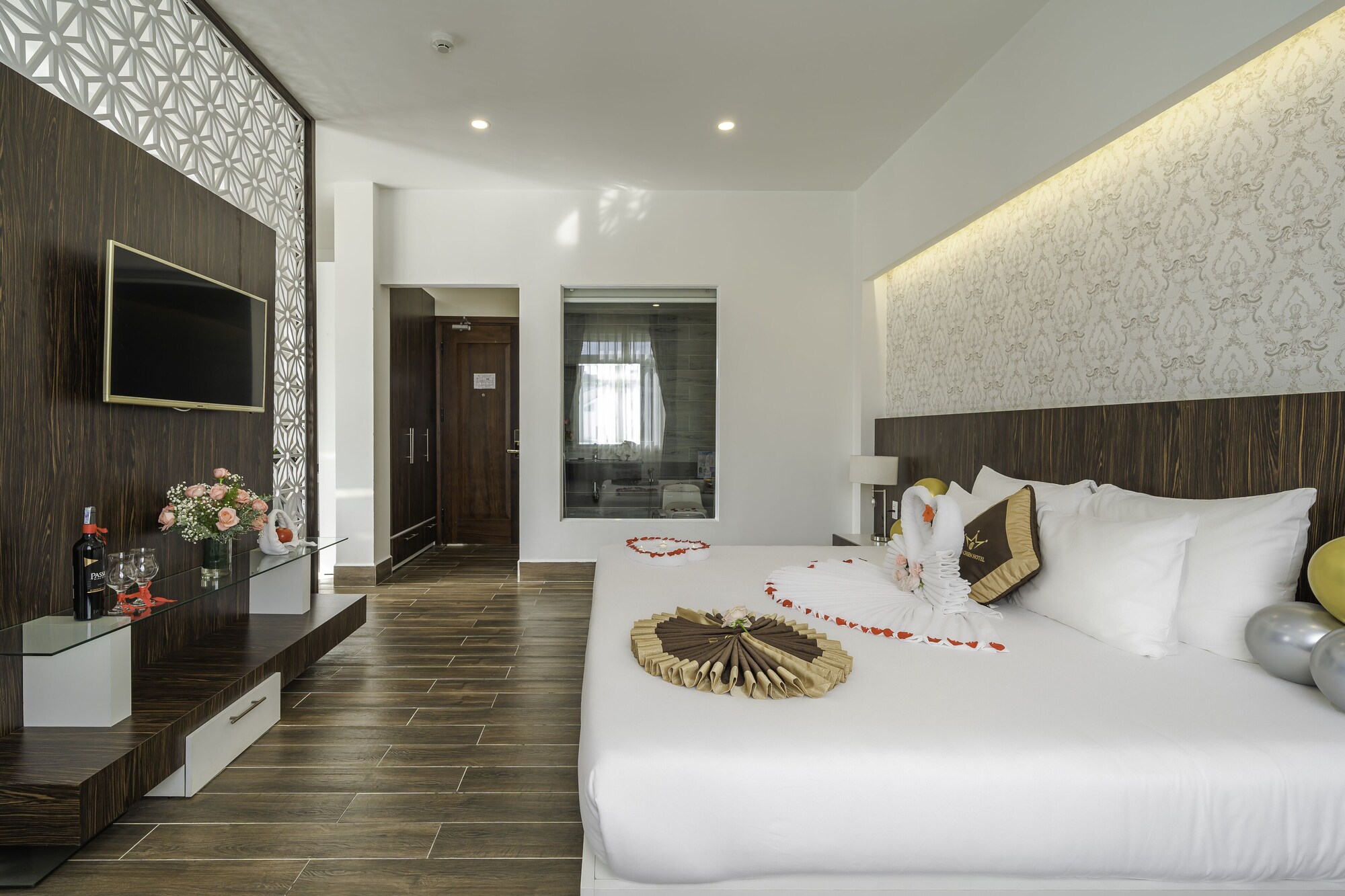 Panoramic, Suite, King Bed, Hill View, Balcony