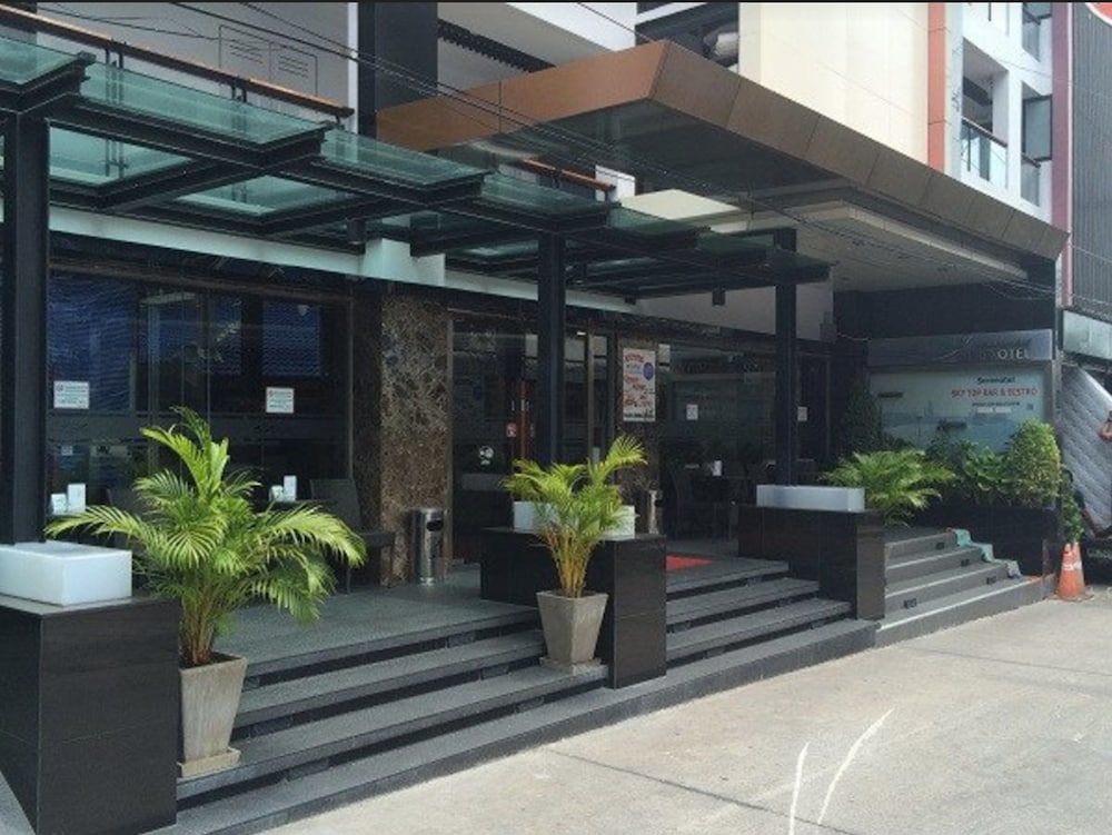 Serenotel Pattaya Beach Front 4/50