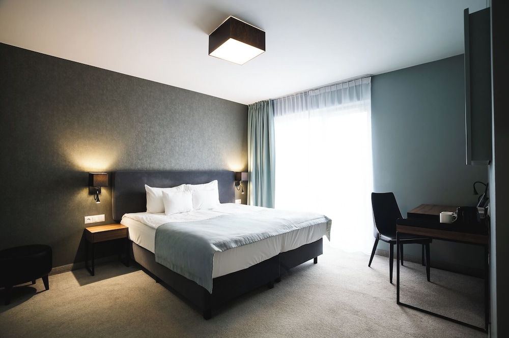 ROOM, DOUBLE BED