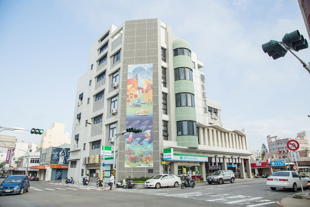 Rainbow Hotel 77/77