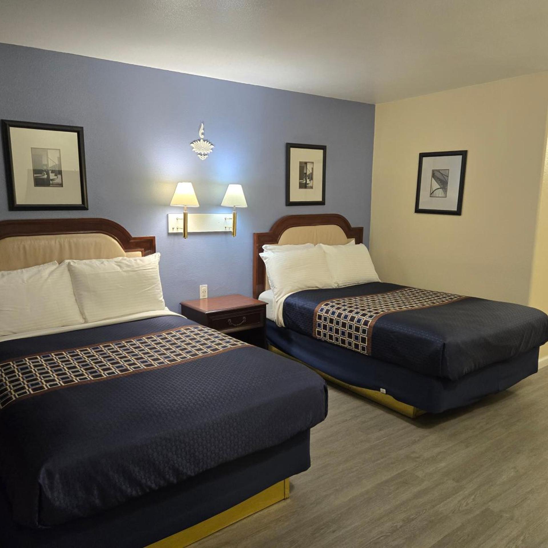 Room, King Bed, 2 Queen Beds, Rodeway Inn & Suites Blythe I-10, CA 4/10