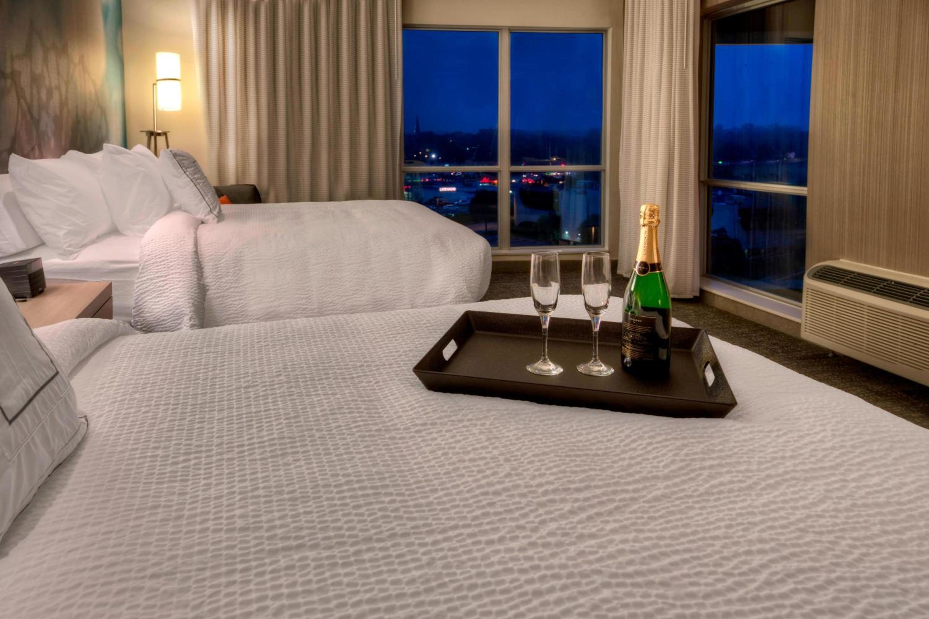 جناح بسرير كوين، COURTYARD WESTBURY LONG ISLAND 2/5