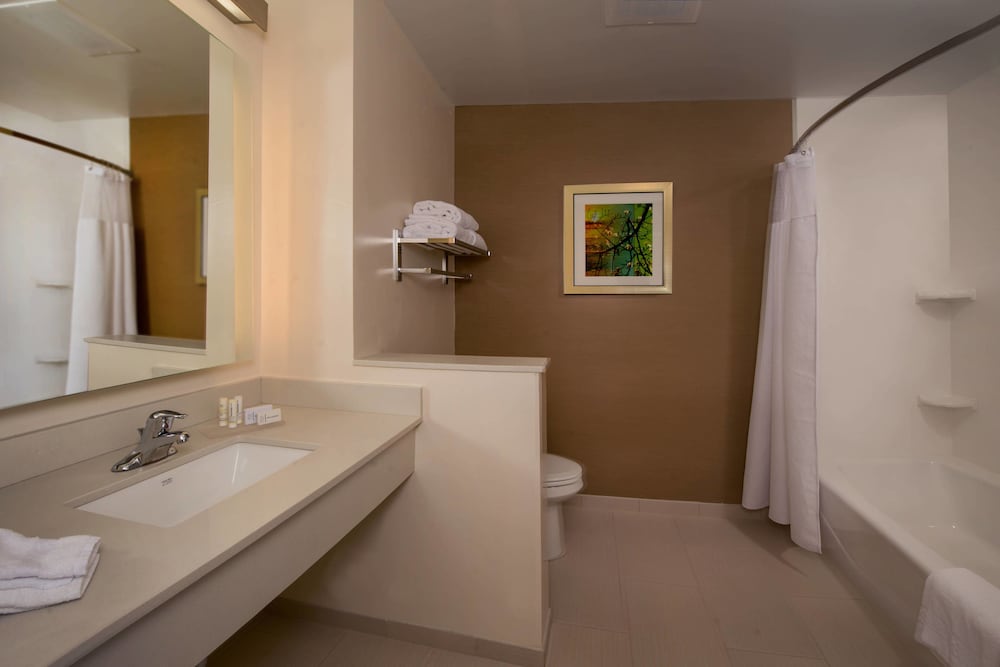 Fairfield Inn And Suites Washington 49/50