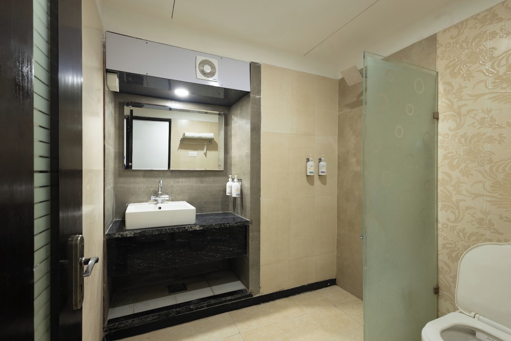 Capital O 33294 Hotel Sapphire Regency (Ex. Sapphire Regency) 41/50