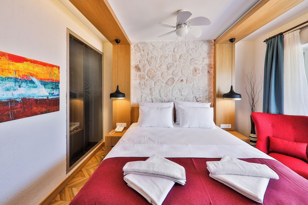 Atalante Hotel 10/50