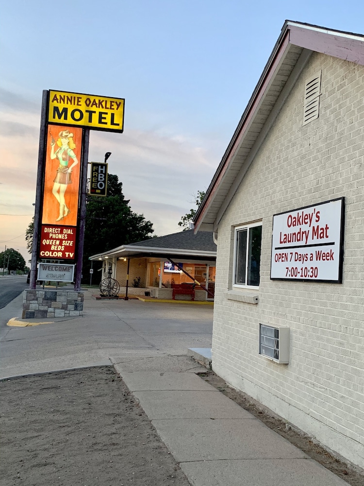 ANNIE OAKLEY MOTEL OAKLEY 56/66