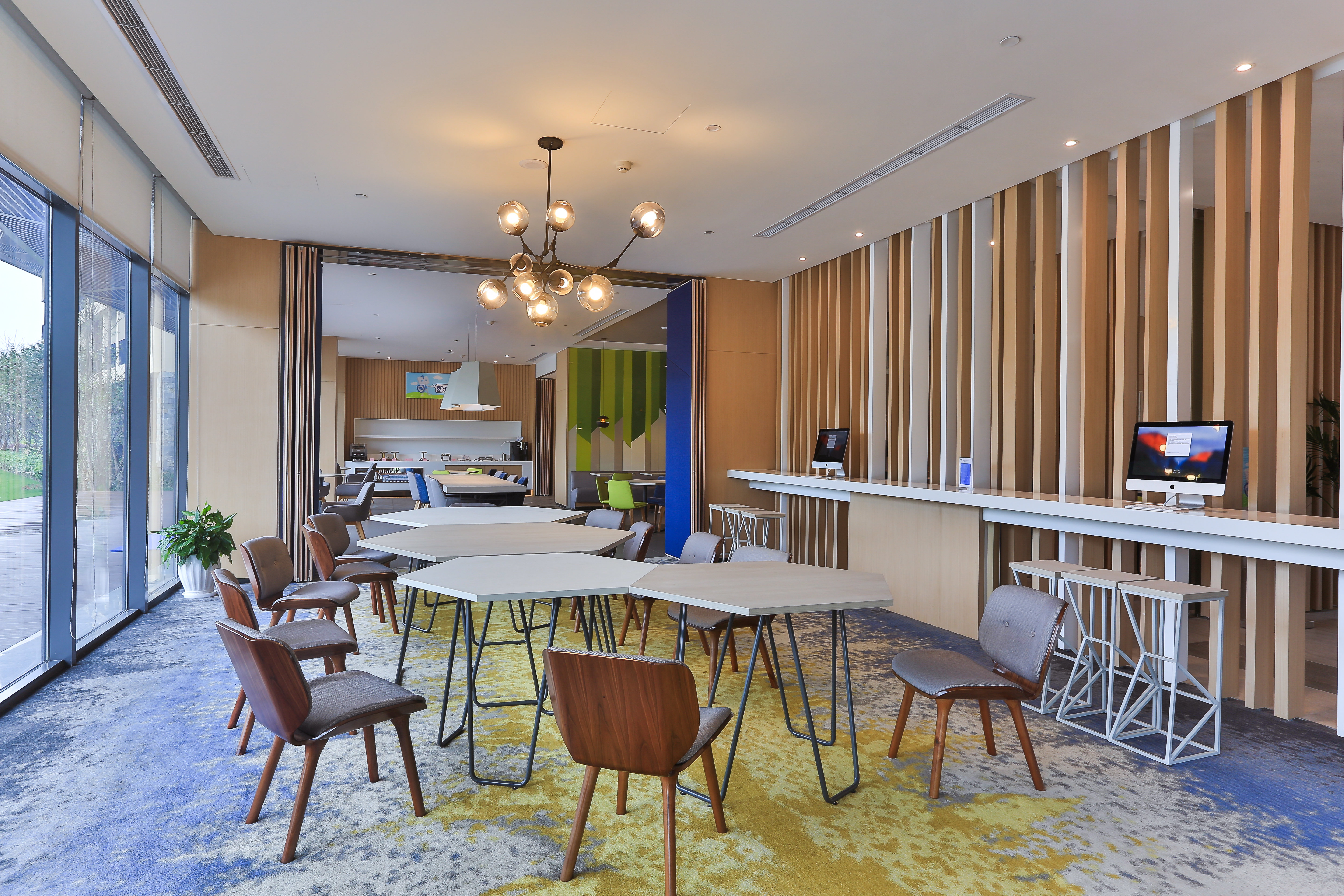 HOLIDAY INN EXPRESS EMEI MOUNTAIN 55/69