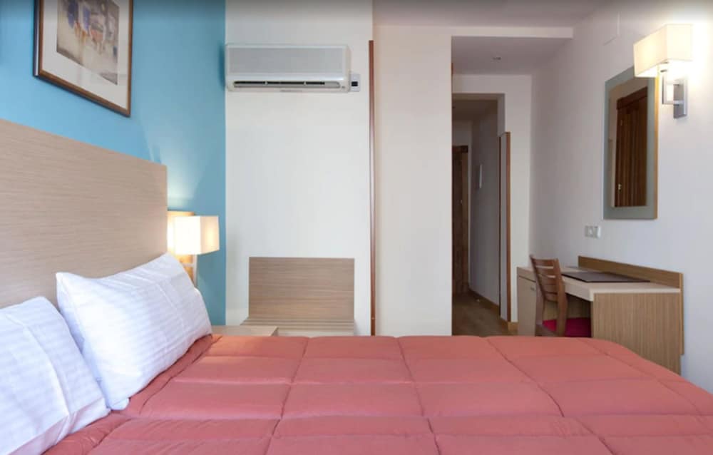 ROOM, SINGLE