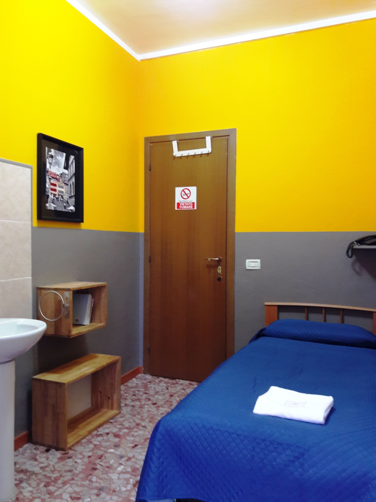 ROOM, SINGLE, SHARED BATHROOM