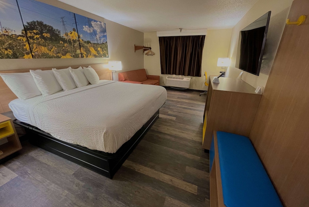 Days Inn & Suites by Wyndham Kaukauna WI 23/58