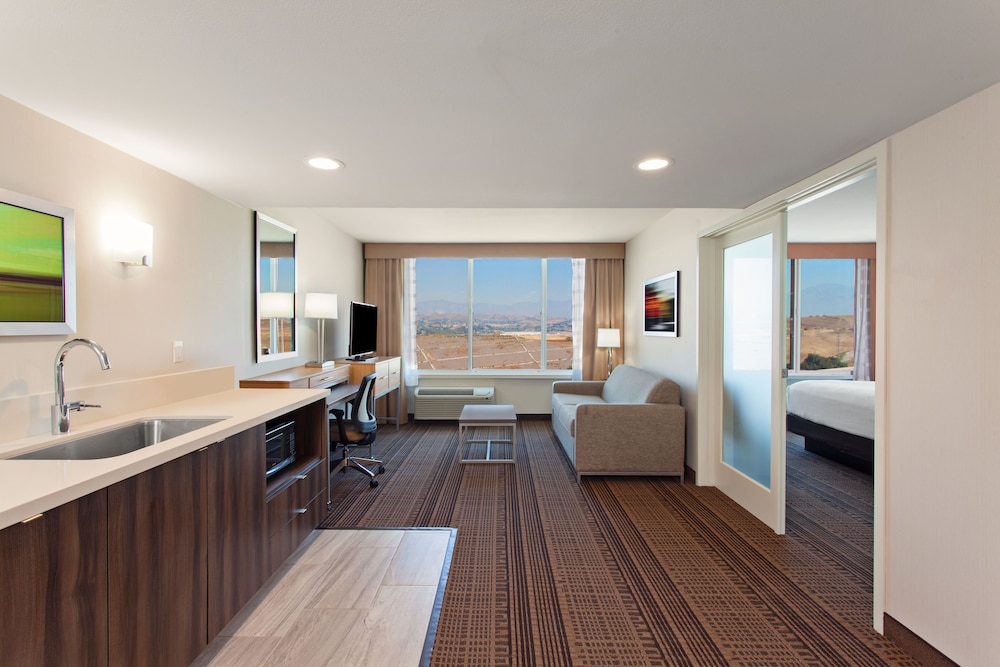 Holiday Inn Diamond Bar 40/58