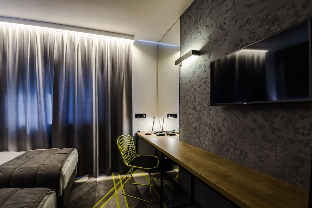 AIR HOTEL 44/67