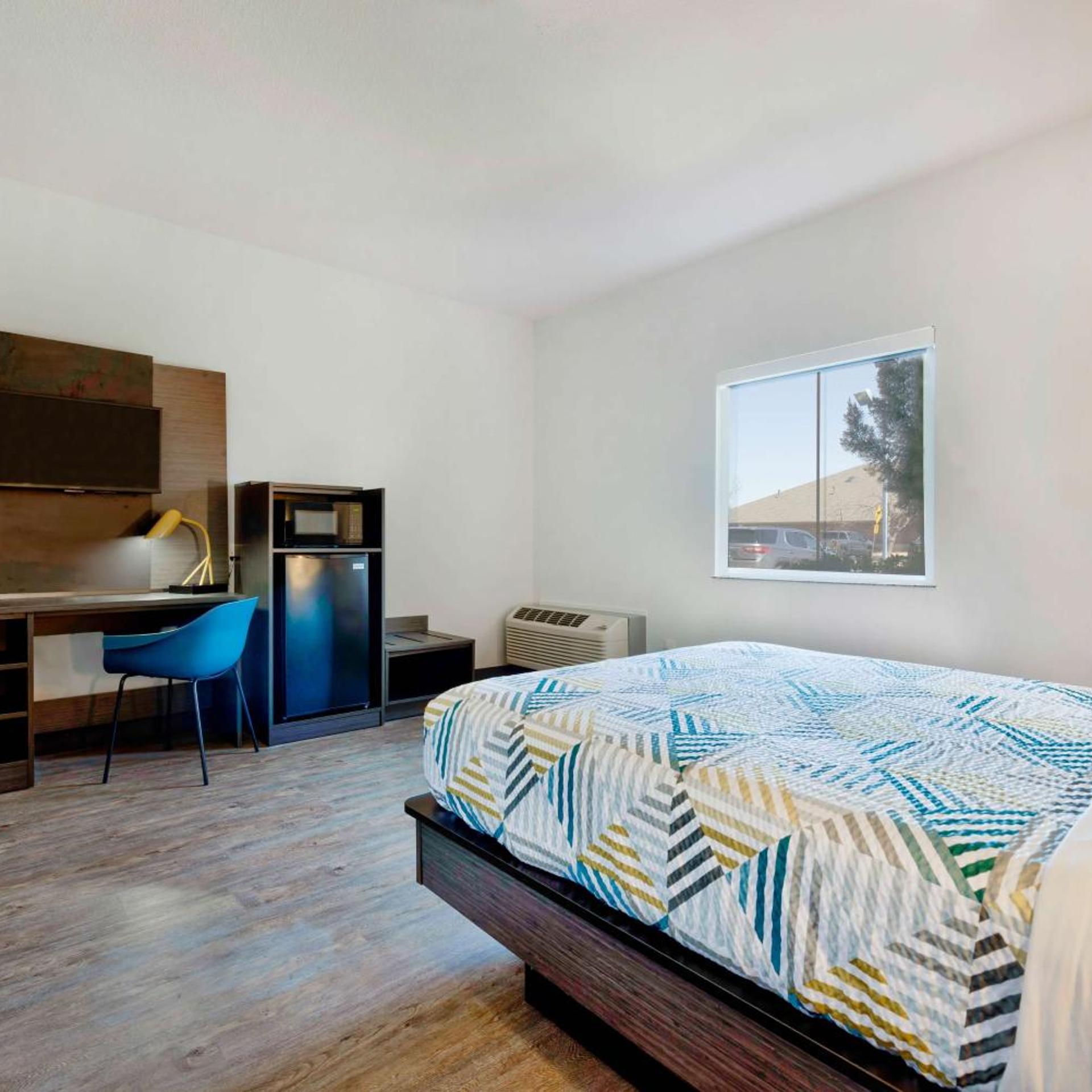 1 King Bed - Mobil Access Tub Nsmk Micfridg، Motel6 Norman, OK 5/10