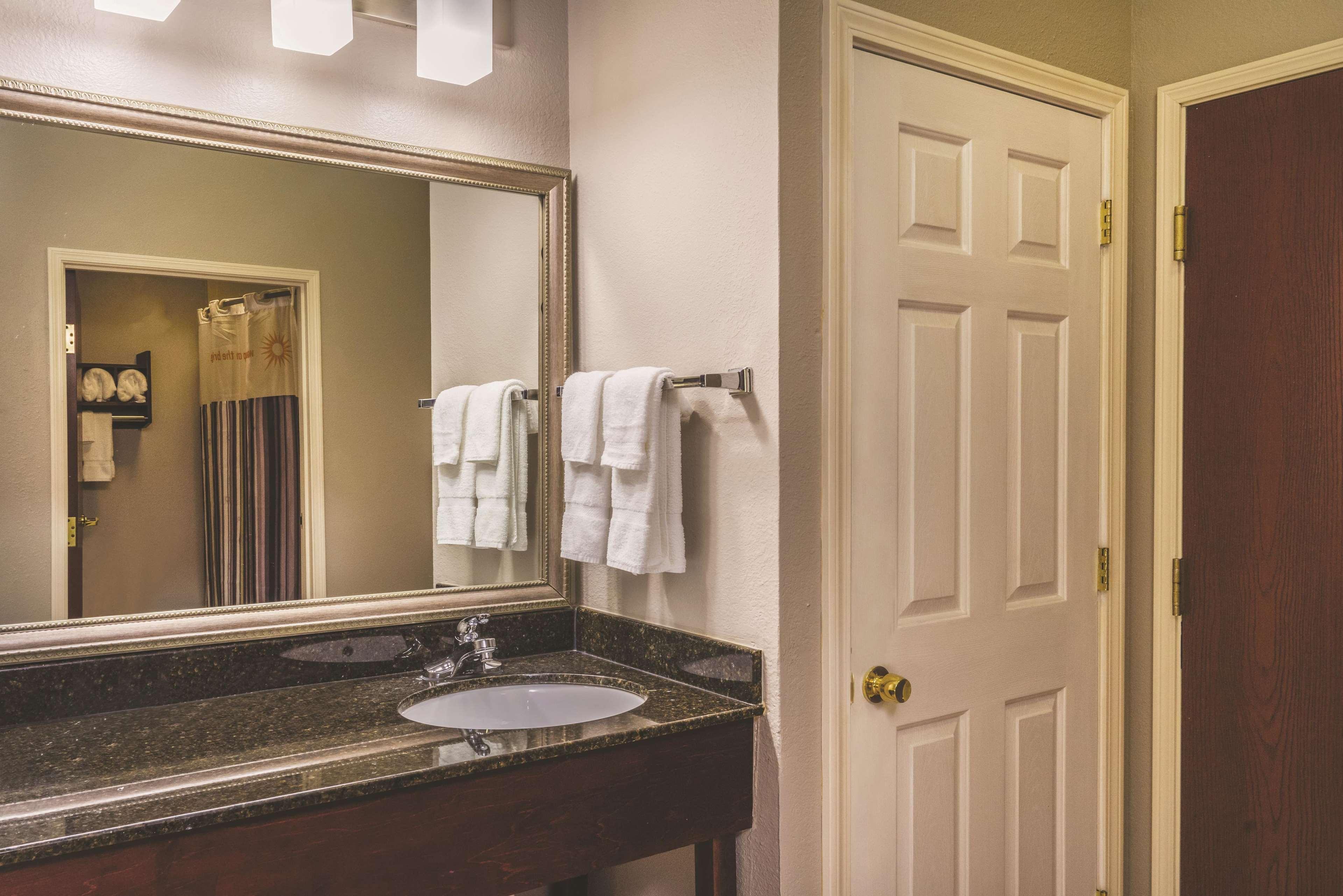 جناح ديلوكس بسرير كينج، La Quinta Inn & Suites by Wyndham Louisville East 2/3