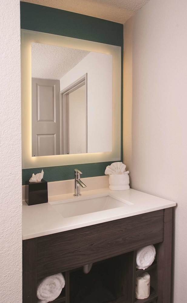 La Quinta Inn & Suites by Wyndham Atlanta Airport North 28/60