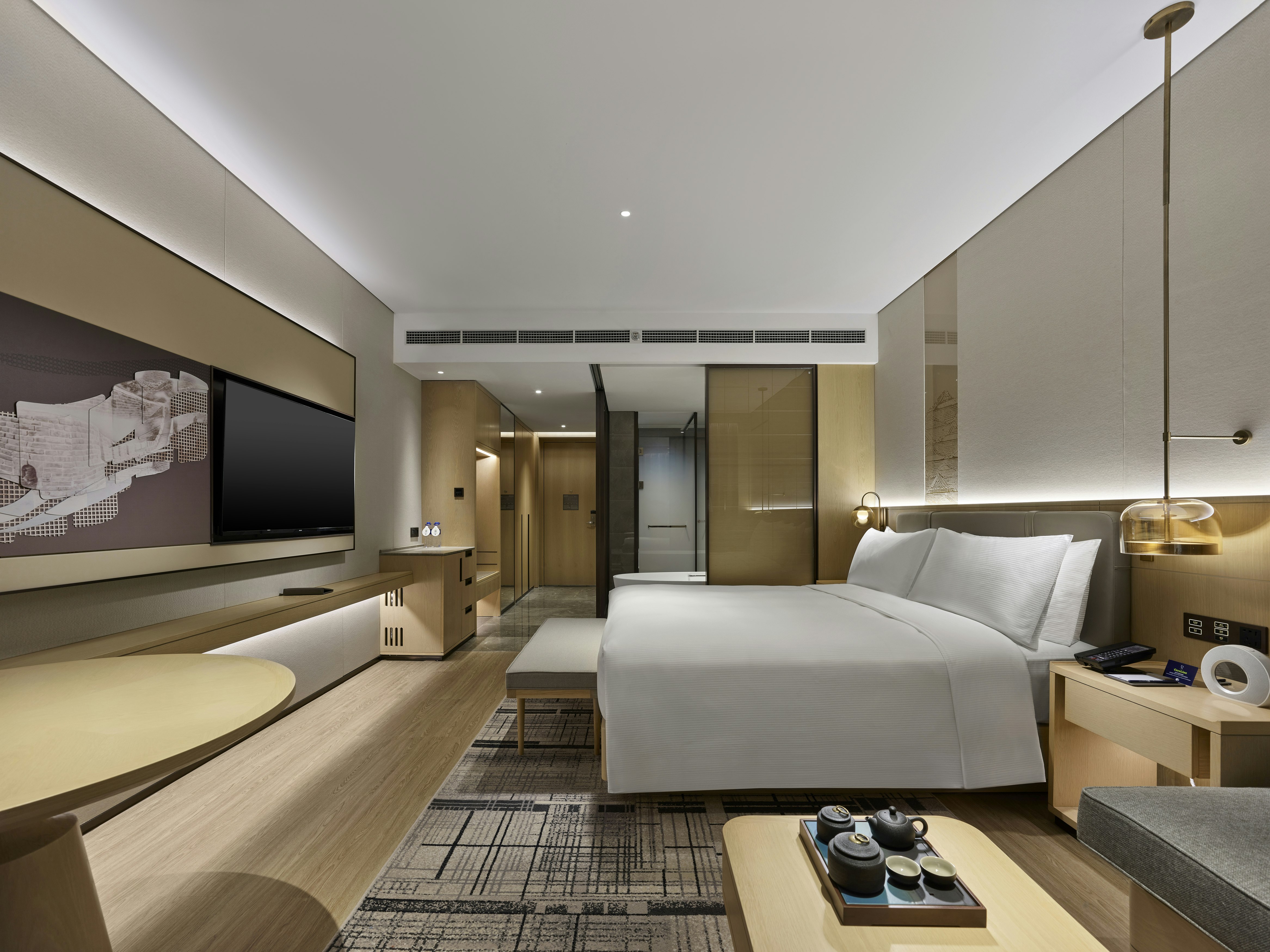 EXECUTIVE, KING BED
