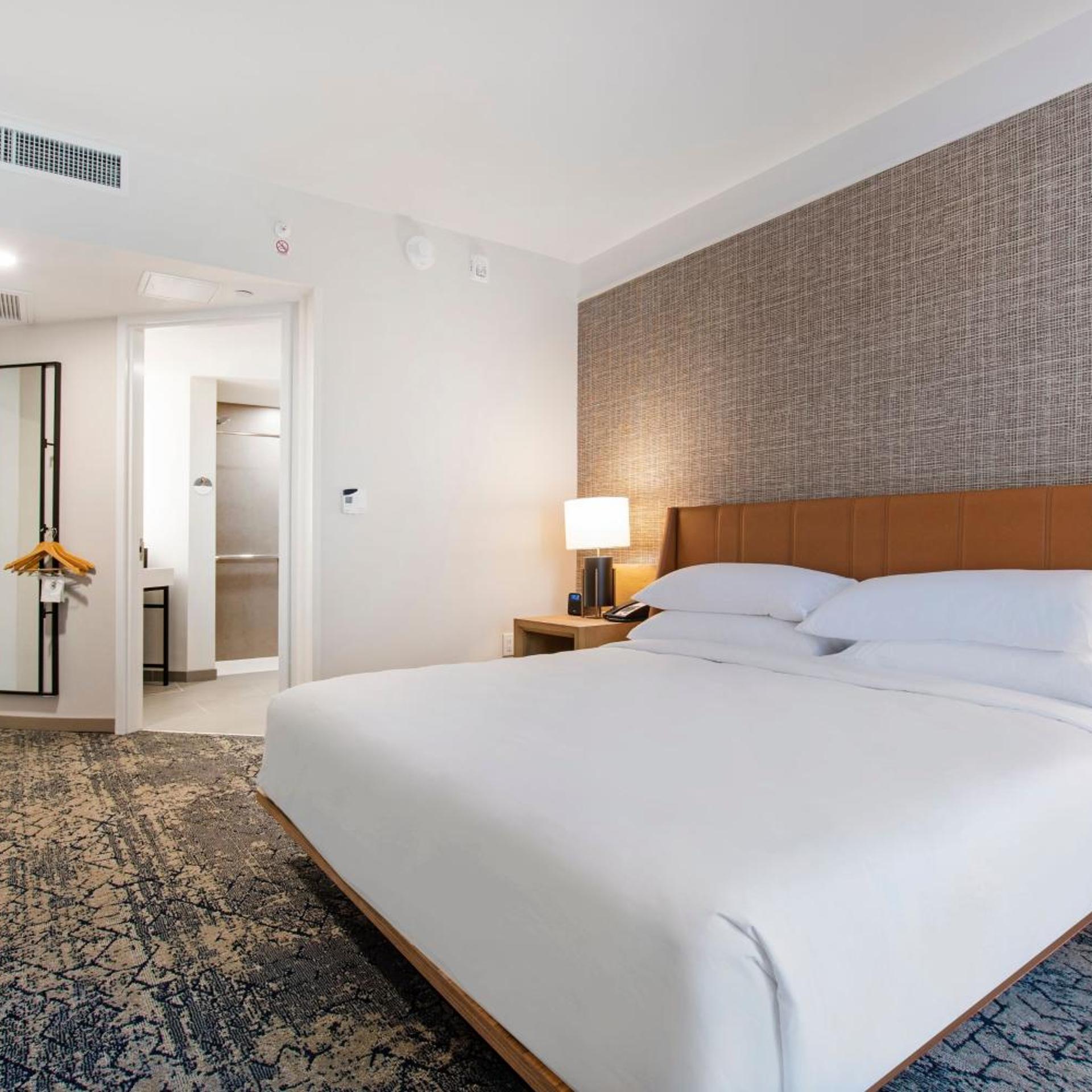 Guest Room, King Bed, Club Floor