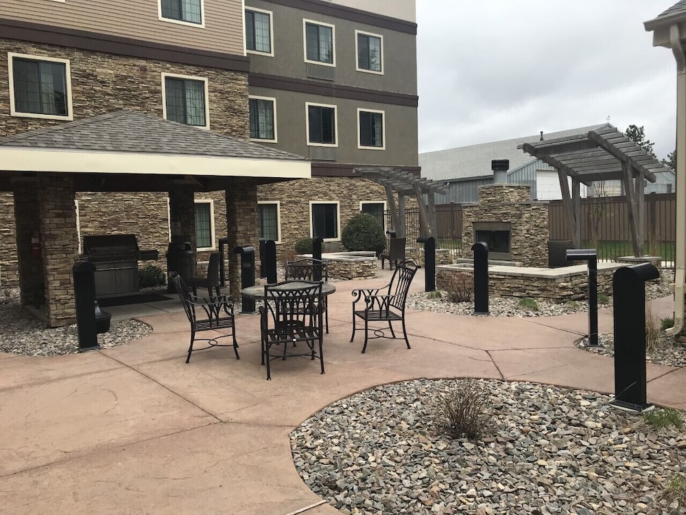 Staybridge Suites Minot 52/62