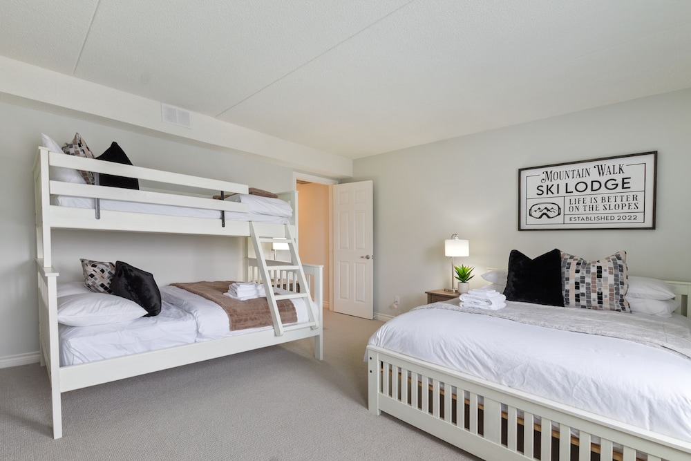 Mountain, King Bed, Bunk Bed, 2 Queen Beds