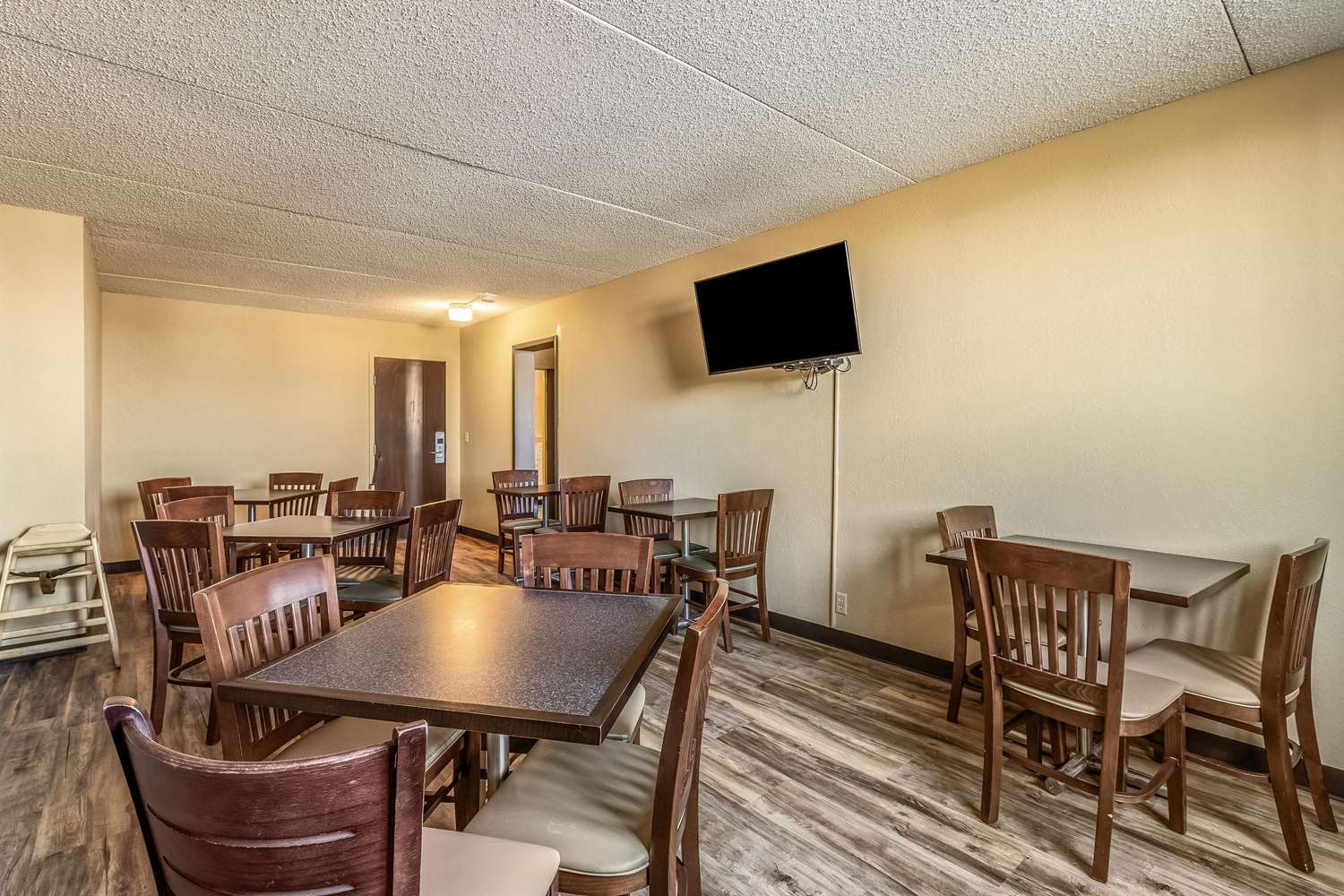 Econo Lodge Albert Lea 10/17