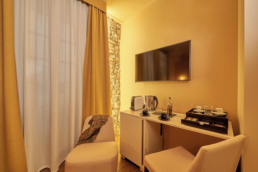 73 Boutique Hotel 38/43