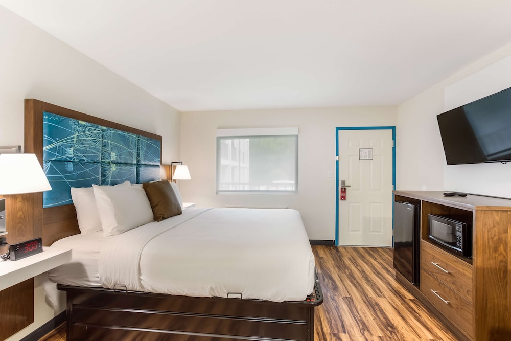 Red Lion Inn & Suites Nashville Airport 2/18