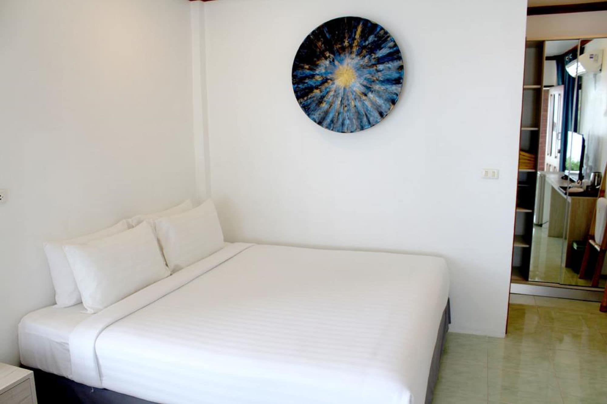 ROOM, TWIN BEDS, HILL SIDE