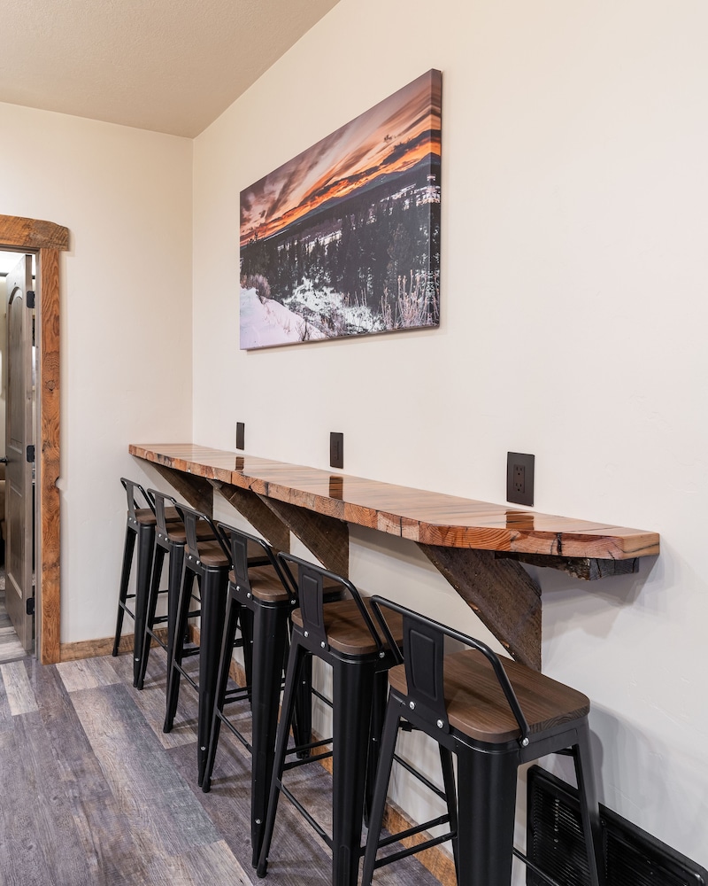 The Adventure Inn Yellowstone 30/42