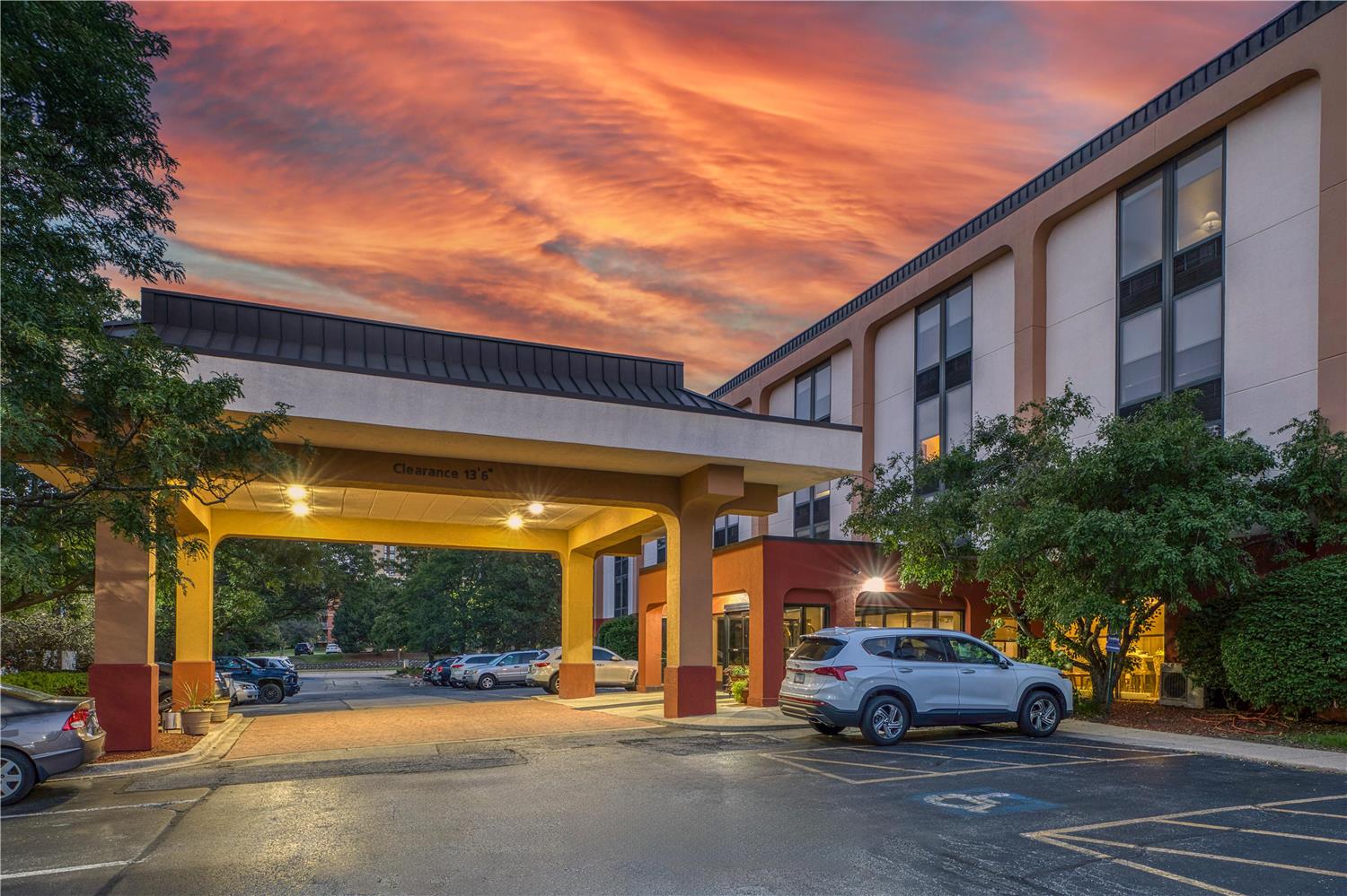 Surestay Plus Hotel By Best Western Chicago Lombard 32/36
