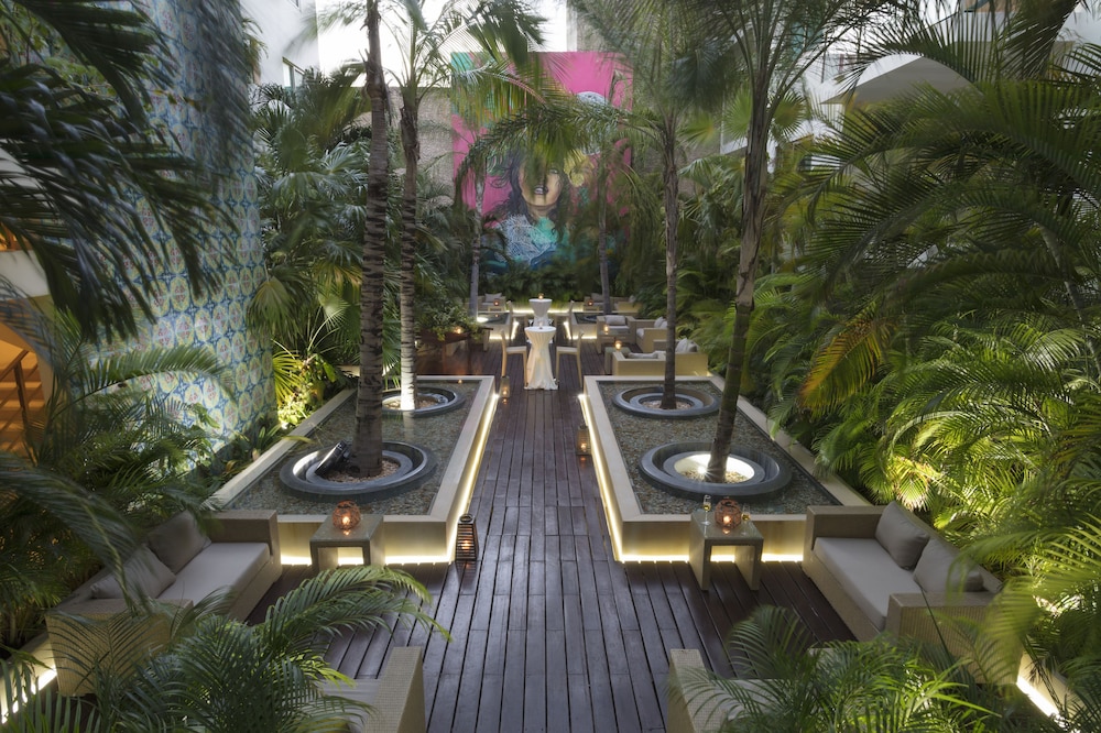 The Palm at Playa 69/77
