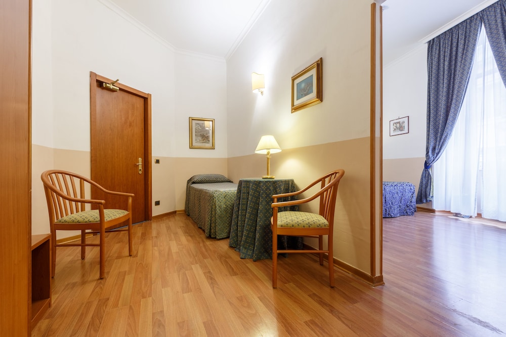 Hotel Paris 34/49