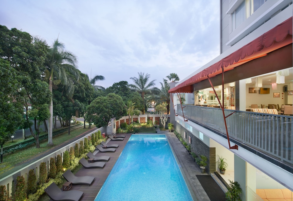 Grand Cakra Hotel 48/52