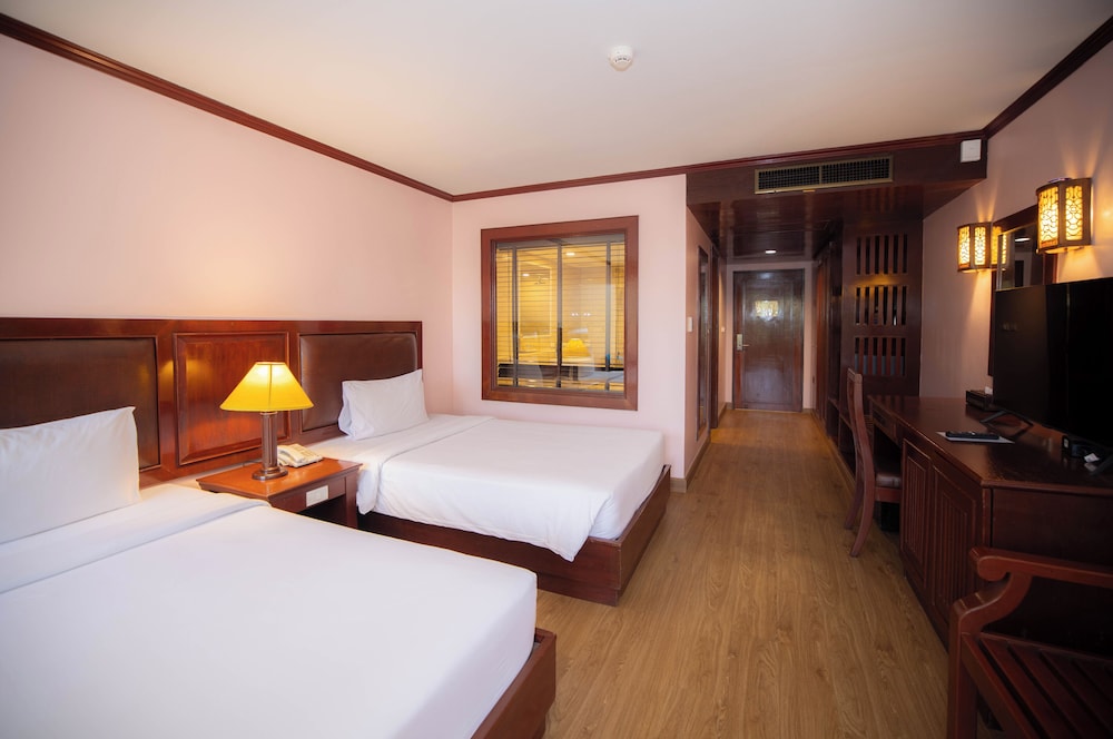 Oasis, Twin Beds, Pool View, Balcony