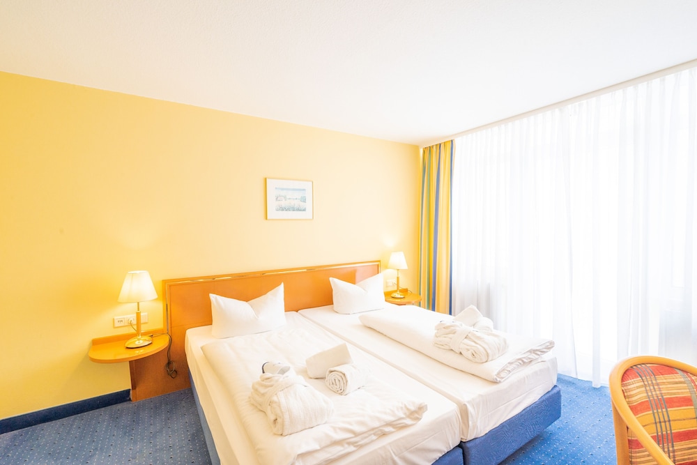 Deluxe, Suite, Queen Bed, Country Side View, City View