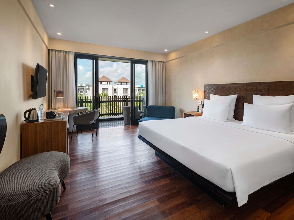 DELUXE, KING BED, GARDEN VIEW
