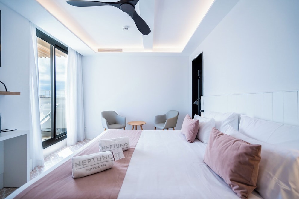 غرفة خارجية بريميوم بسرير مزدوج بشرفة بجاكوزي
