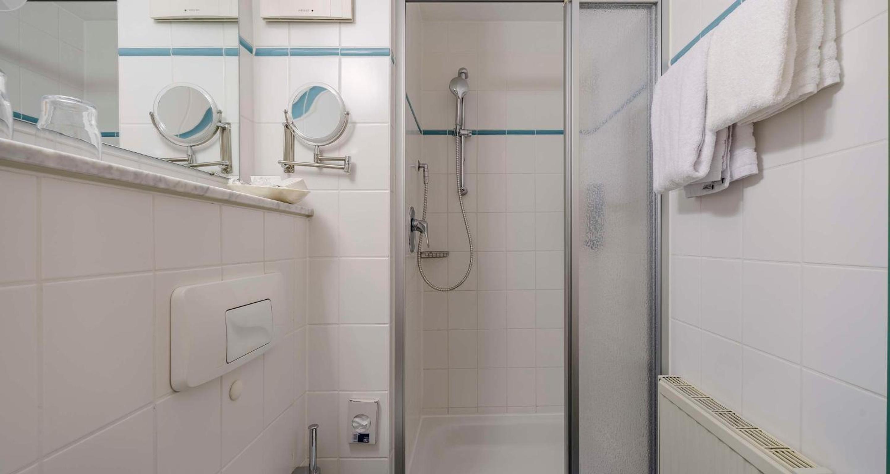 غرفة كومفورت رباعية بسرير كوين مع أريكة، Plaza Hotel Blankenburg Ditzingen Sure Hotel Collection 10/10