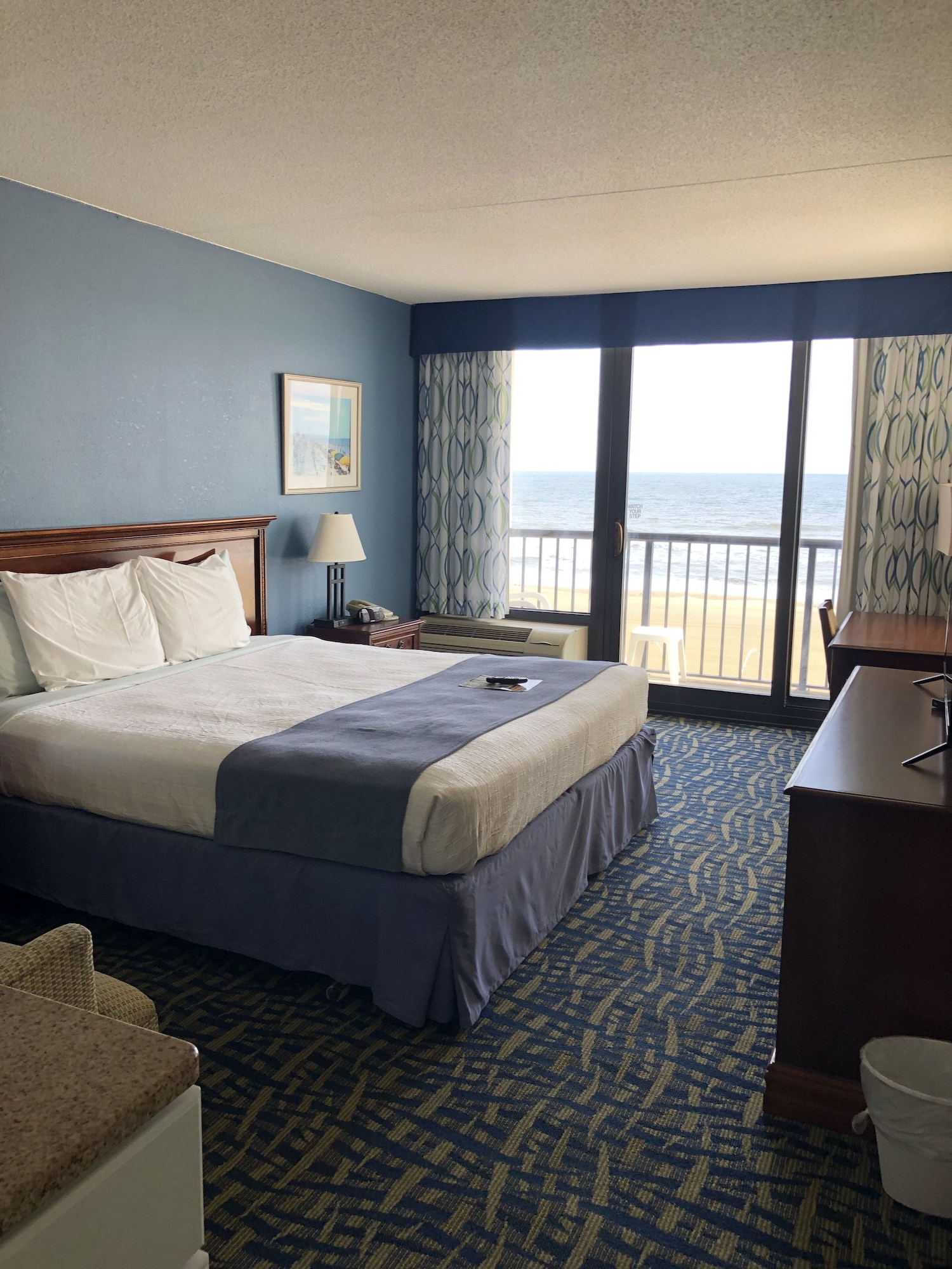 ROOM, KING BED, BALCONY