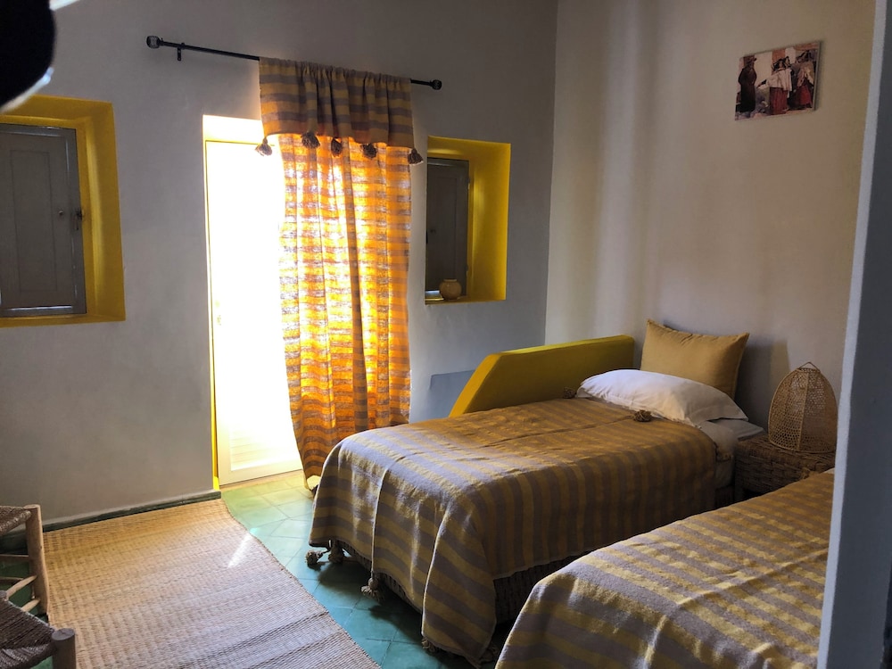 COMFORT, TWIN BEDS