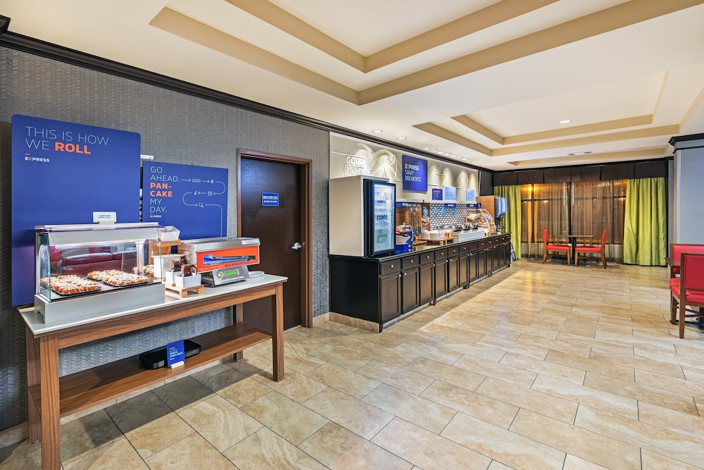 Holiday Inn Express Suites Floresville 51/58