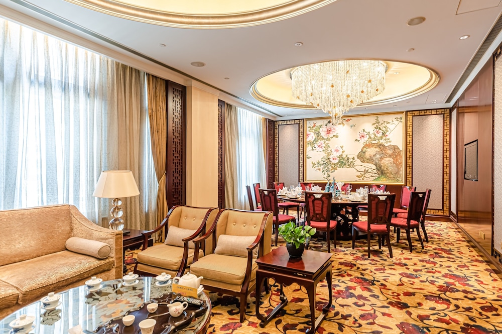 Shangri-La Wuhan 38/70