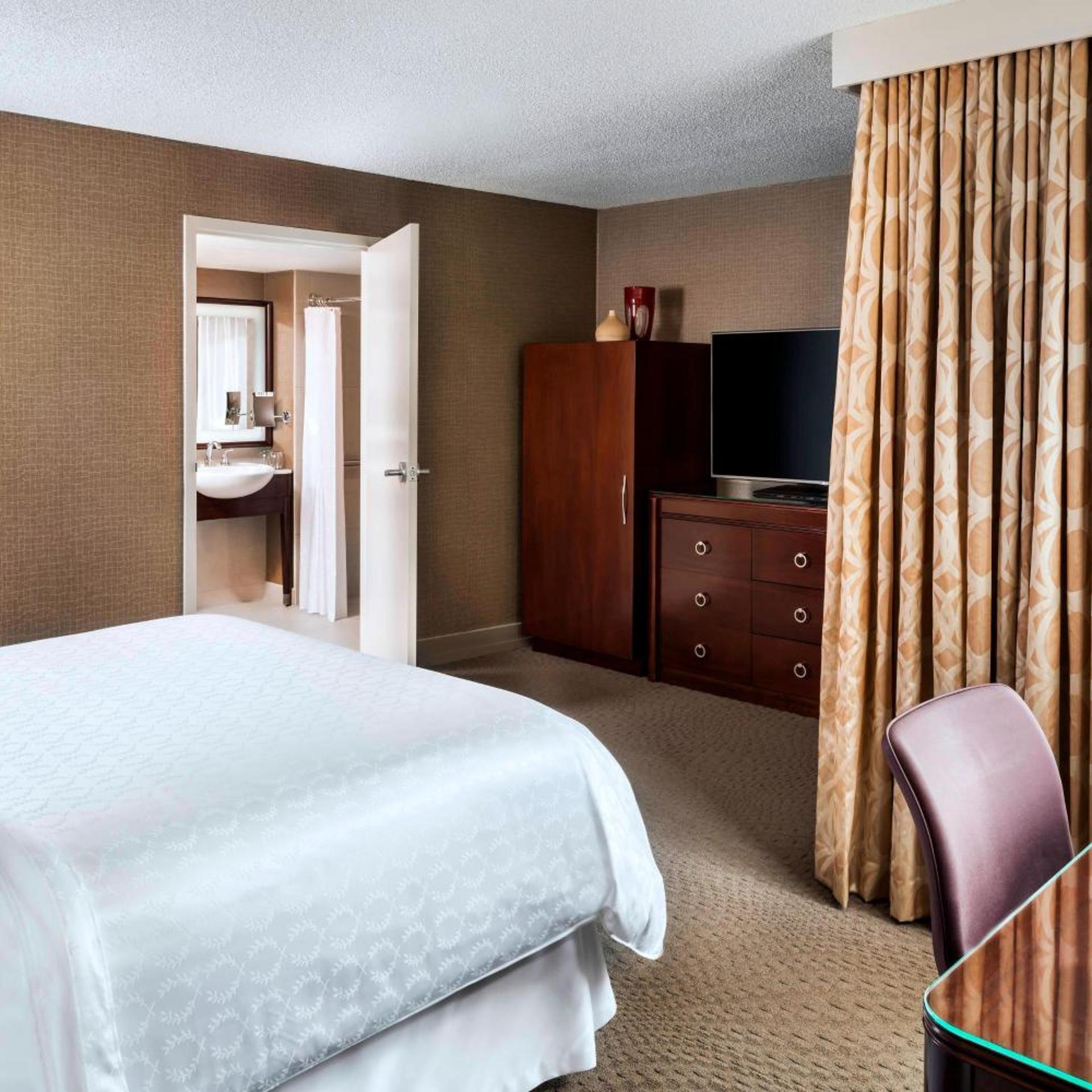 غرفة بسرير كينج وسرير كوين، SHERATON CENTRE TORONTO 4/9