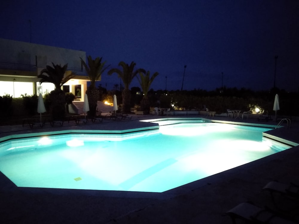 Leonidas Hotel & Studios 38/65