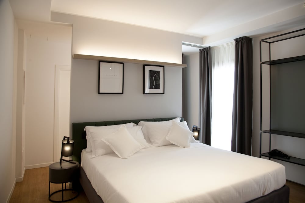 JUNIOR SUITE, QUEEN BED, SOFA, KITCHENETTE